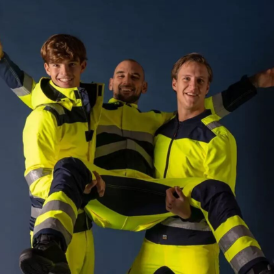 Mensen in bouw werkkleding aan het juichen