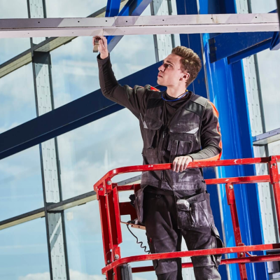 Man die aan het werk is in werkkleding bouw